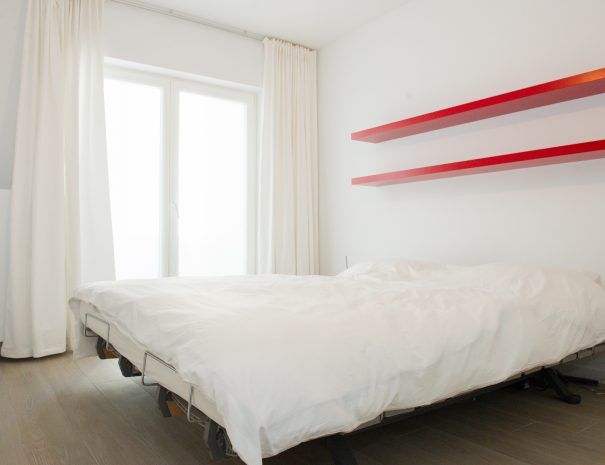 Master bedroom_electrically adjustable bed