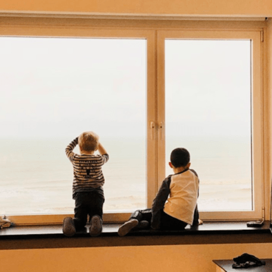 Twee jongetjes kijken naar zee