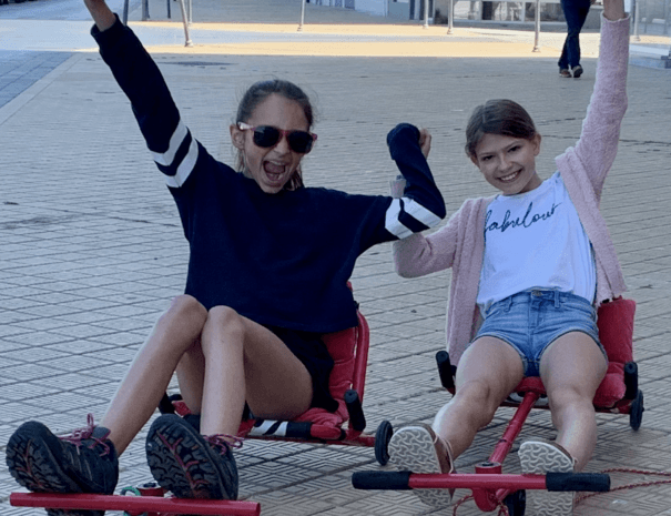 2 girls ride a go-kart Zeedijk Oostende