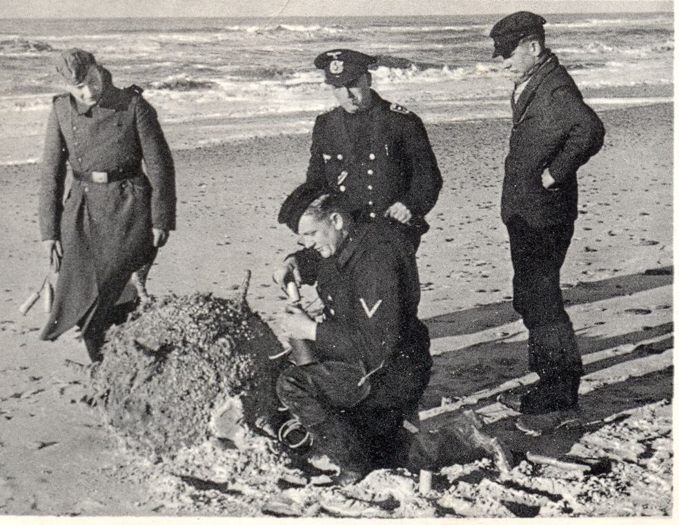 Ontmijners werken op het strand van Oostende